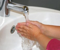 nino-lavandose-manos