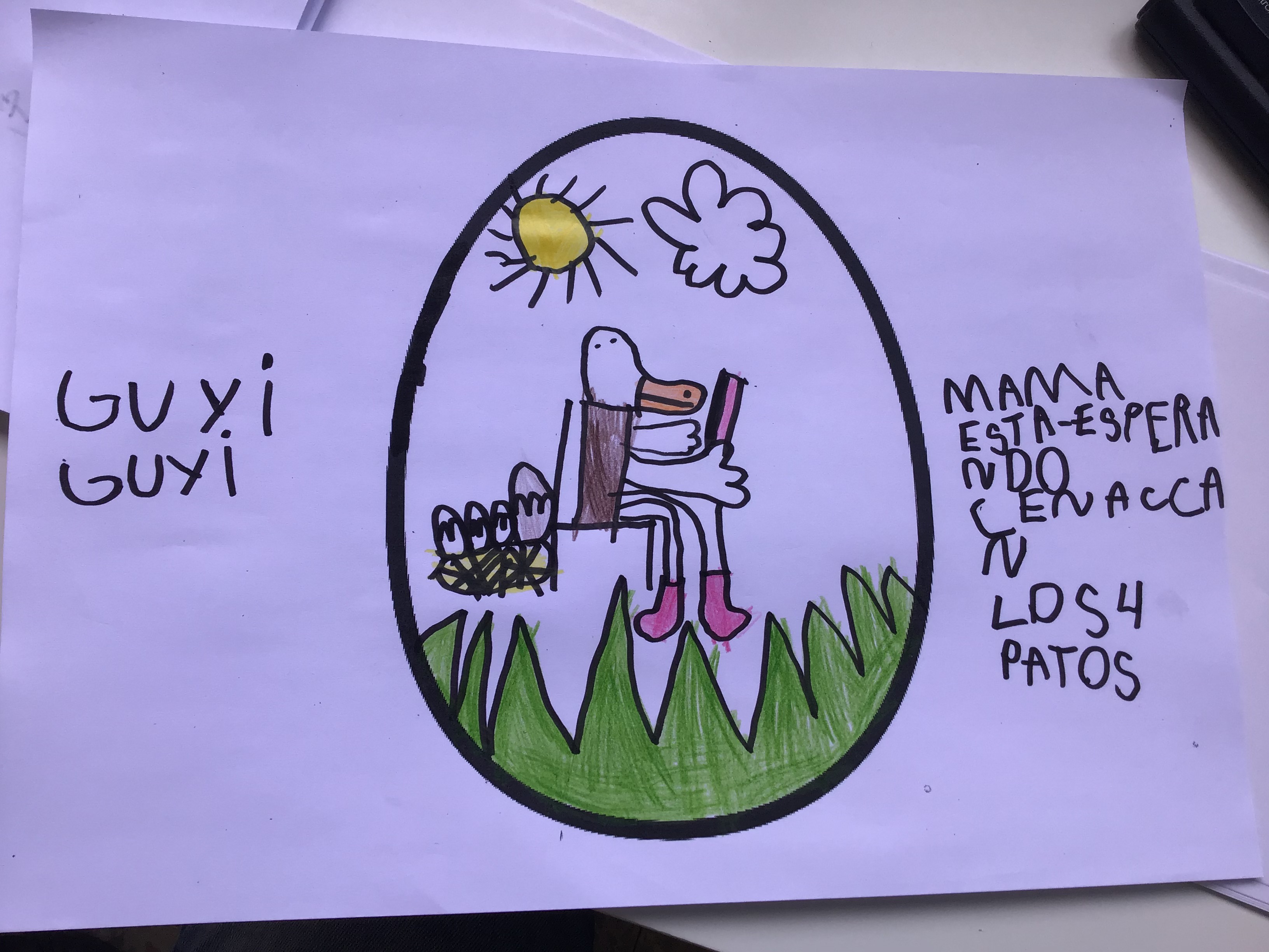 Abril 2021, "Guyi, guyi".

Después de escuchar y disfrutar de un cuento, siempre proponemos un dibujo con algo de escritura espontánea ... quien quiere, sabe, puede. Nunca deja de sorprenderme como reflejan las escenas en sus dibujos.