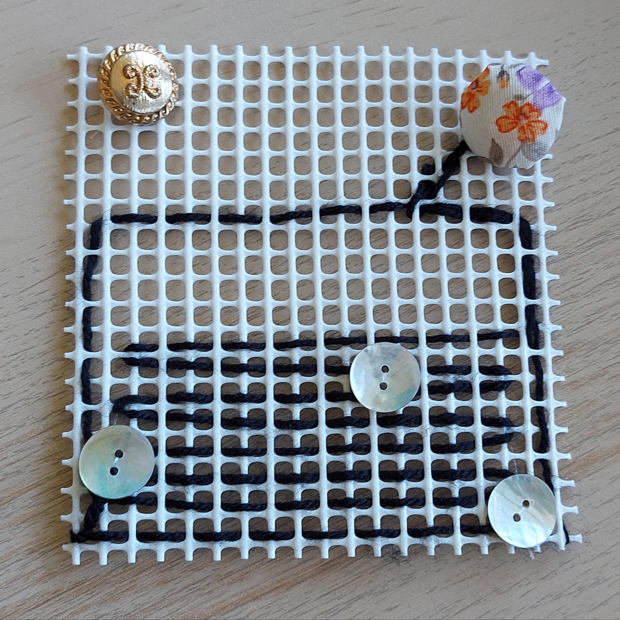 Octubre 2021, "Coser, es un placer".

No siempre se tiene que dibujar con lápiz y papel, y este es un gran ejemplo. 
Con lana, un trozo de vaya y una aguja escolar la pequeña C.C. esboza los recuerdos de un verano en la playa. Sombrilla, mar, arena ... y sol.